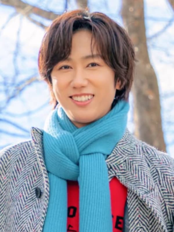 阿部亮平がコートを着て冬の屋外にいる画像