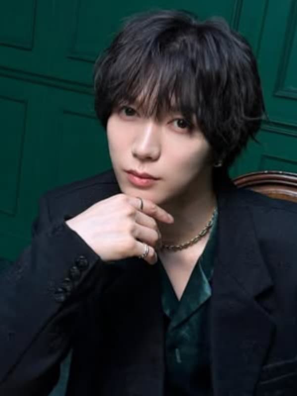 七五三掛龍也が黒いジャケットに緑のシャツを着てオセロをすく画像