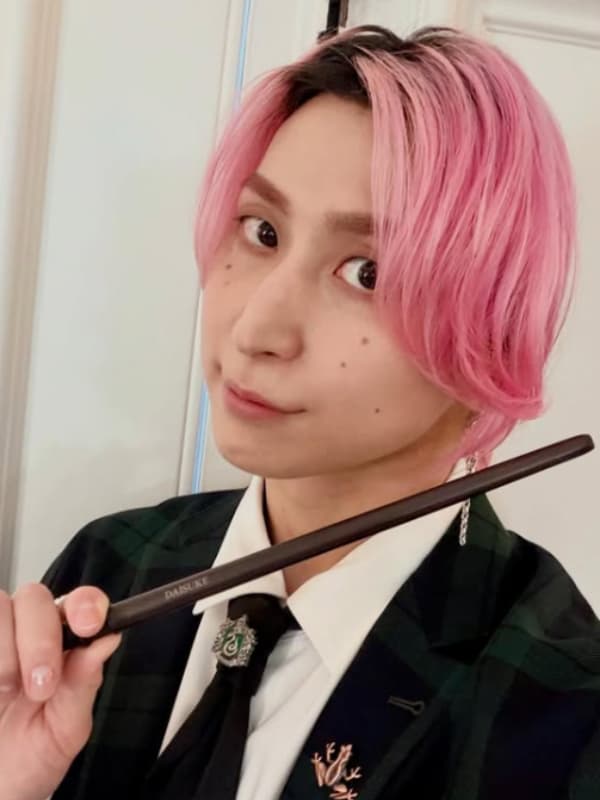 佐久間大介が黒いスーツを着ている画像