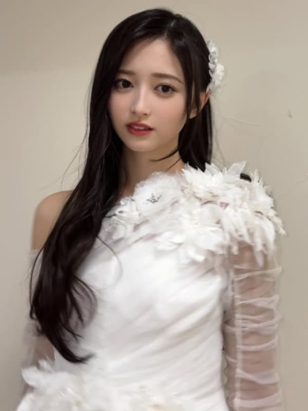 井上和が白いステージ衣装を着ている画像