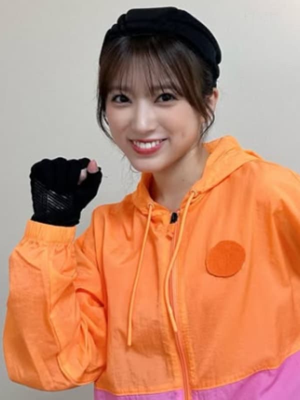 『逃走中』出演時のオレンジ色のスポーツウェアを着て元気にポーズをとる矢吹奈子