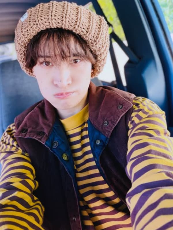 向井康二がニット帽をかぶっている画像