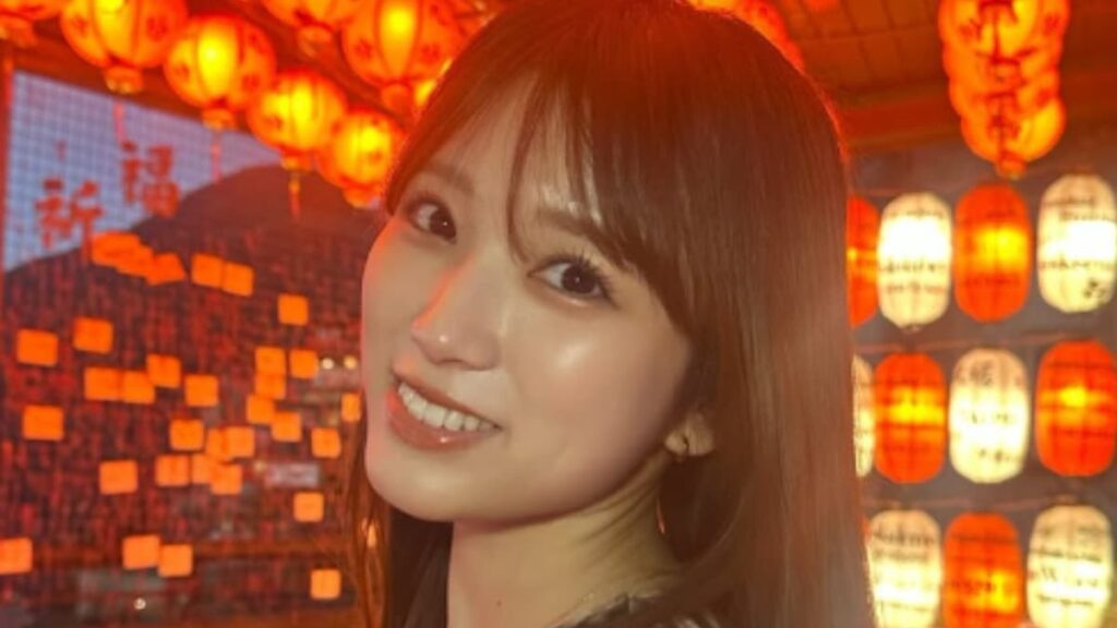 台湾のランタンをバックに透明感のある表情で微笑む矢吹奈子のオフショット
