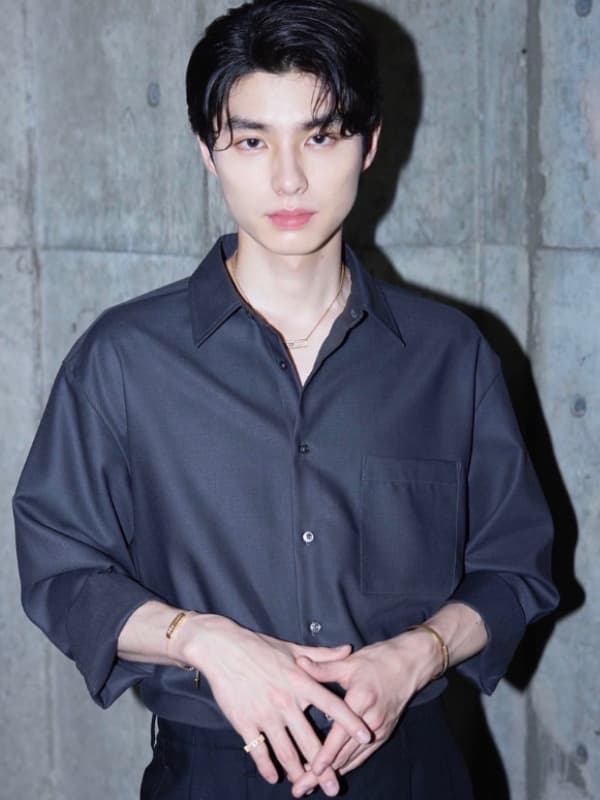 本田響矢が黒いシャツを着て両手を組む画像