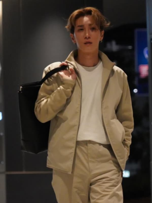 渡辺翔太が薄茶色の服を着て黒いバッグを持つ画像