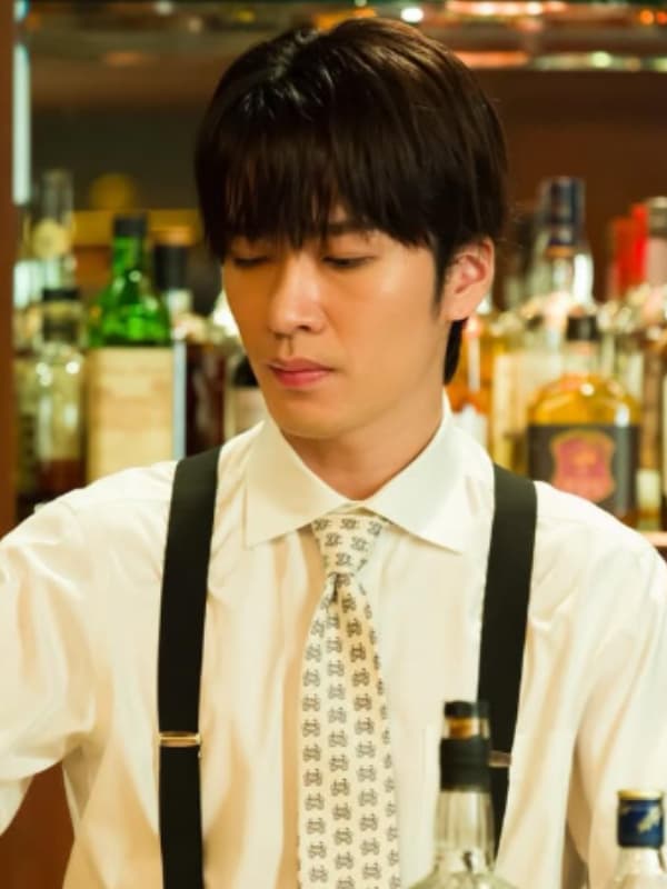 深澤辰哉がバーテンダーに扮している画像