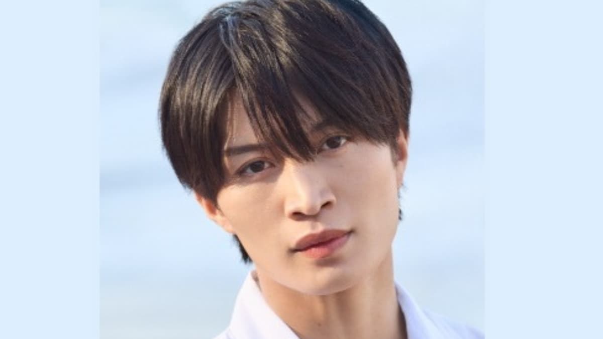 白いシャツを着用し、真っ直ぐにカメラを見つめるACEesの那須雄登。清潔感あふれるヘアスタイルと知的な表情が印象的な、屋外の明るい背景でのクローズアップショット。