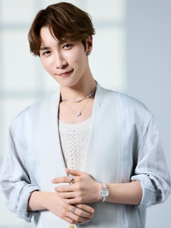 渡辺翔太が薄い空色の服を着て微笑む画像