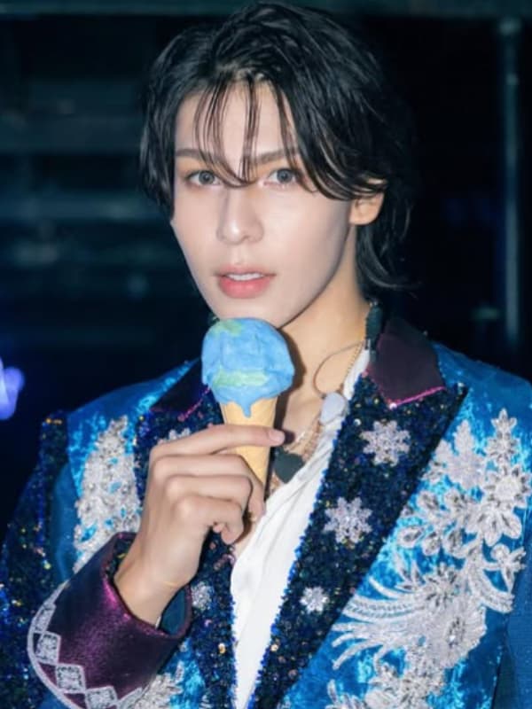 ラウールが青いステージ衣装を着てアイスクリームを持つ画像