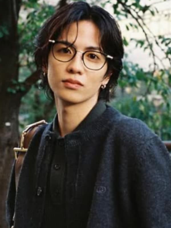 志尊淳がメガネをかけている画像