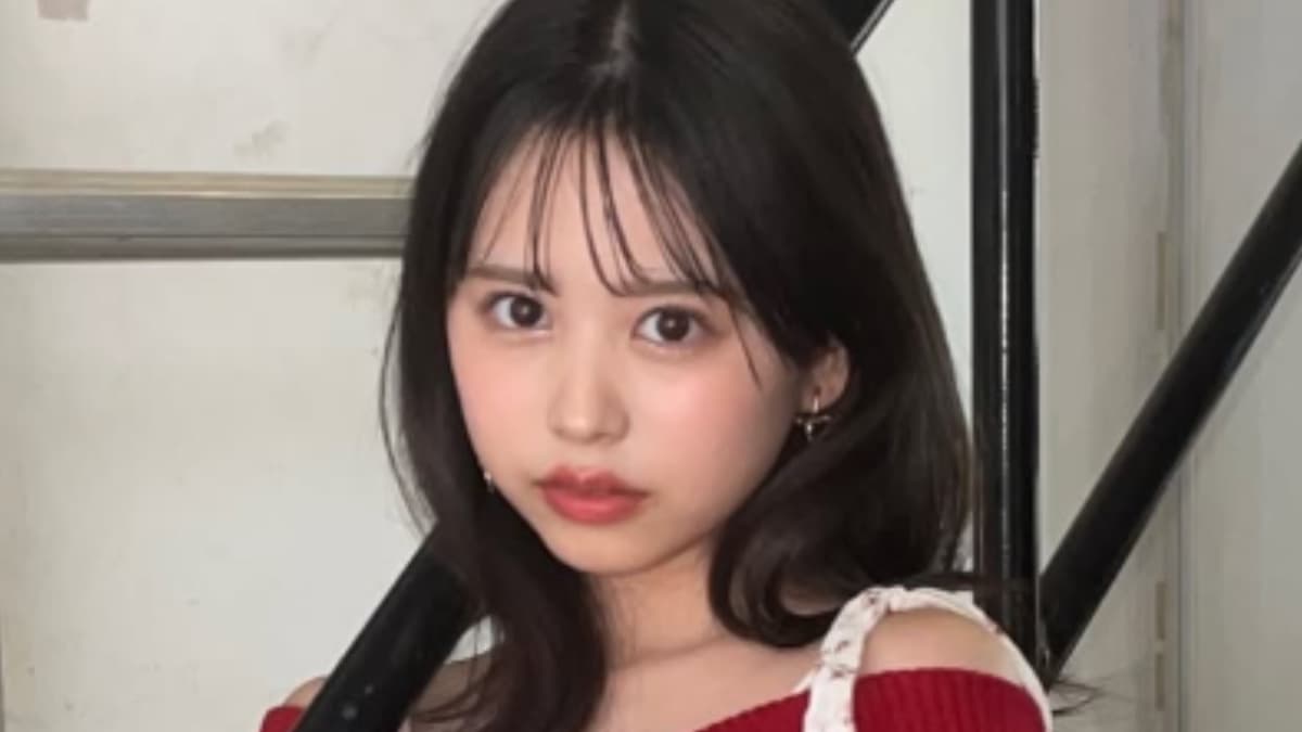 赤いオフショルダーのトップスを着て階段付近でポーズをとる俳優・モデルの梶原叶渚