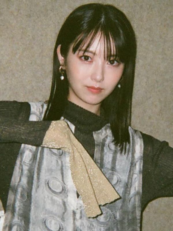 浜辺美波が黒と銀色の服を着ている画像