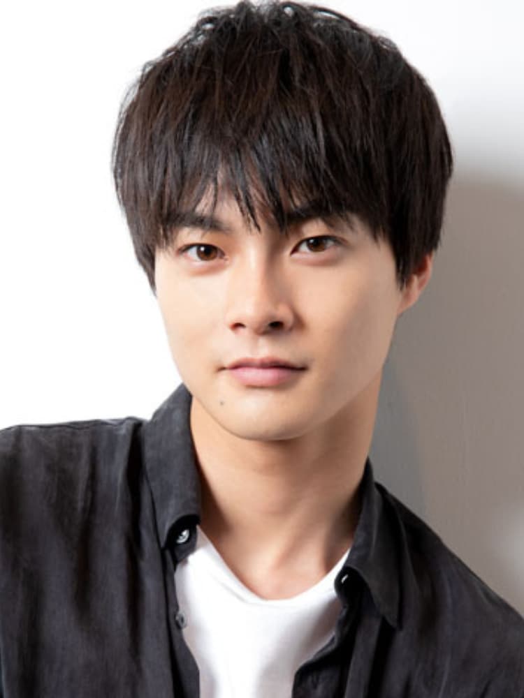 白い壁を背景にカメラ目線で写る俳優の結木滉星氏。黒いシャツ姿。