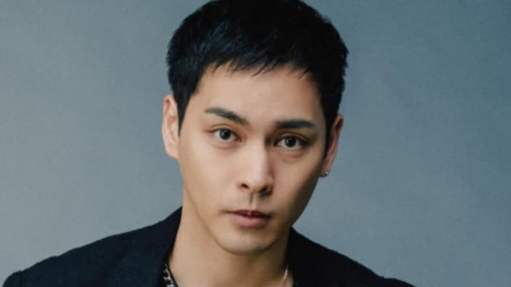 短髪で凛々しい表情を浮かべる俳優・柳楽優弥のクローズアップポートレート。黒のジャケットにシルバーのネックレスがアクセントになった都会的なスタイル。