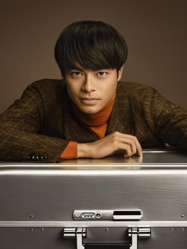 ゼロハリバートンのアルミスーツケースに手を添え、アンバサダーとしてポーズをとる三笘薫選手。