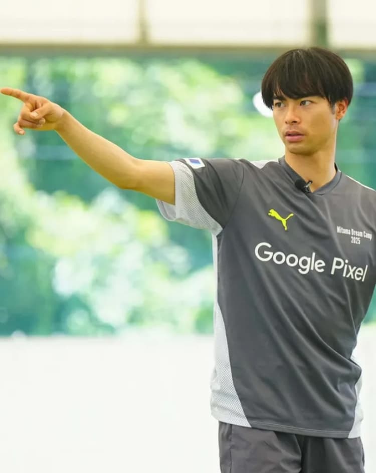 サッカースクール「Mitoma Dream Camp」で子供たちと触れ合い、笑顔を見せる三笘薫選手。①