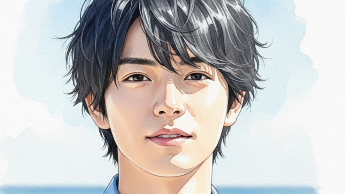 繊細な水彩画のタッチで描かれた俳優・細田佳央太の似顔絵イラスト。爽やかな青空と海を連想させる背景に、誠実で穏やかな微笑みを浮かべる表情が印象的なブログ用アイキャッチ画像。