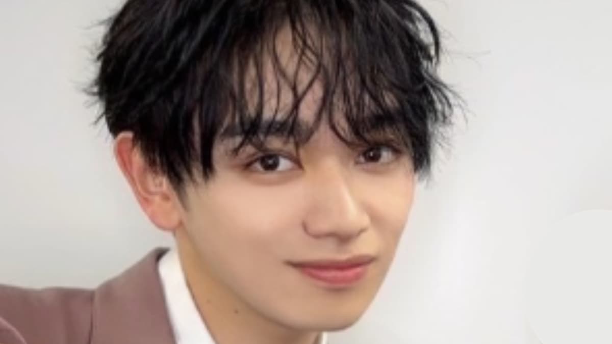 ウェットヘアで優しく微笑む宮世琉弥の顔のアップ。