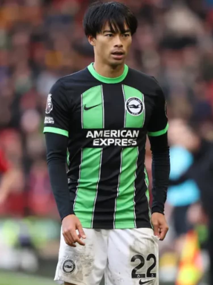 ブライトンの黒と緑のアウェイユニフォームを着用し、試合中に鋭い視線を送る三笘薫選手。