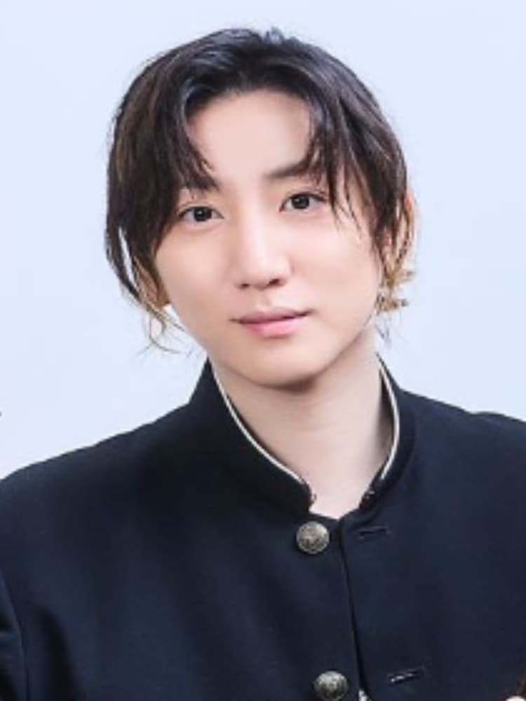 黒い学ランを着用した京本大我の正面ポートレート。白い背景。