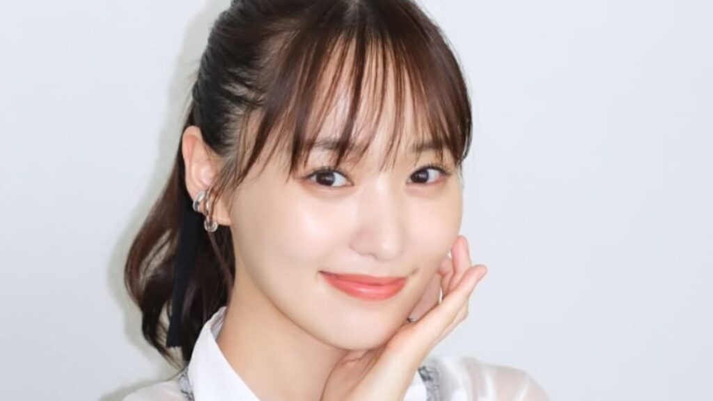 菅井友香さんの公式Instagram（@yuuka_sugai_official）の投稿画面。2025年6月の番組『競馬BEAT』出演に関する感謝のメッセージと共に、透け感のある白いシャツにシルバーのビスチェを重ね着し、右頬に手を添えて優しく微笑む菅井友香さんのポートレートが表示されている。