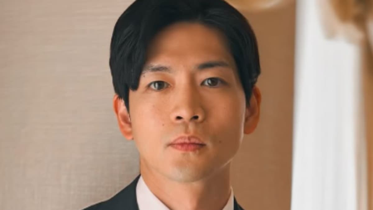 2026年4月期の主演ドラマ 『銀河の一票』 に出演する松下洸平。黒いスーツ姿で、民政党の若手議員・日山流星として、冷徹さと正義が交錯する鋭いまなざしをカメラに向けるポートレート。