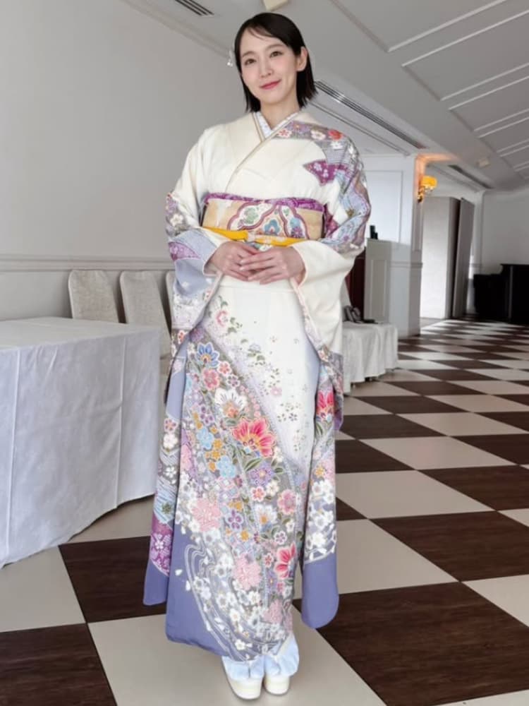 華やかな古典柄の振袖を着て、室内で上品にポーズをとる吉岡里帆の全身画像。