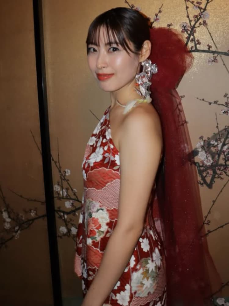 カメラを見て微笑む瀧本美織氏。赤い花柄の着物を着用。