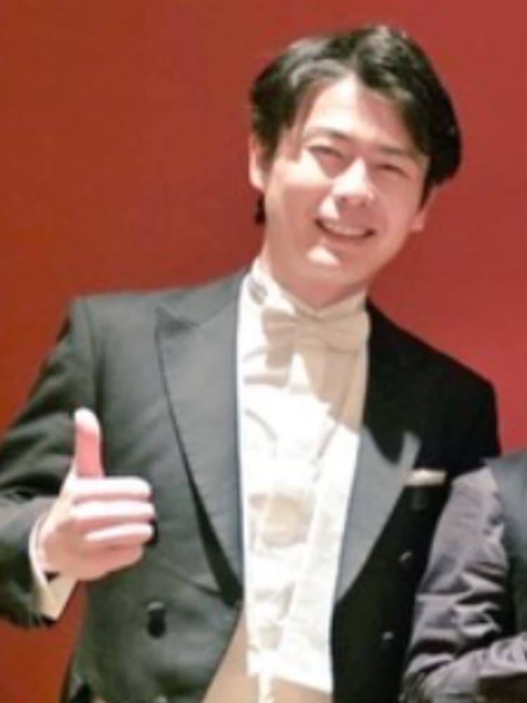 公演後にタキシード姿でサムズアップをする、笑顔の福間洸太朗。