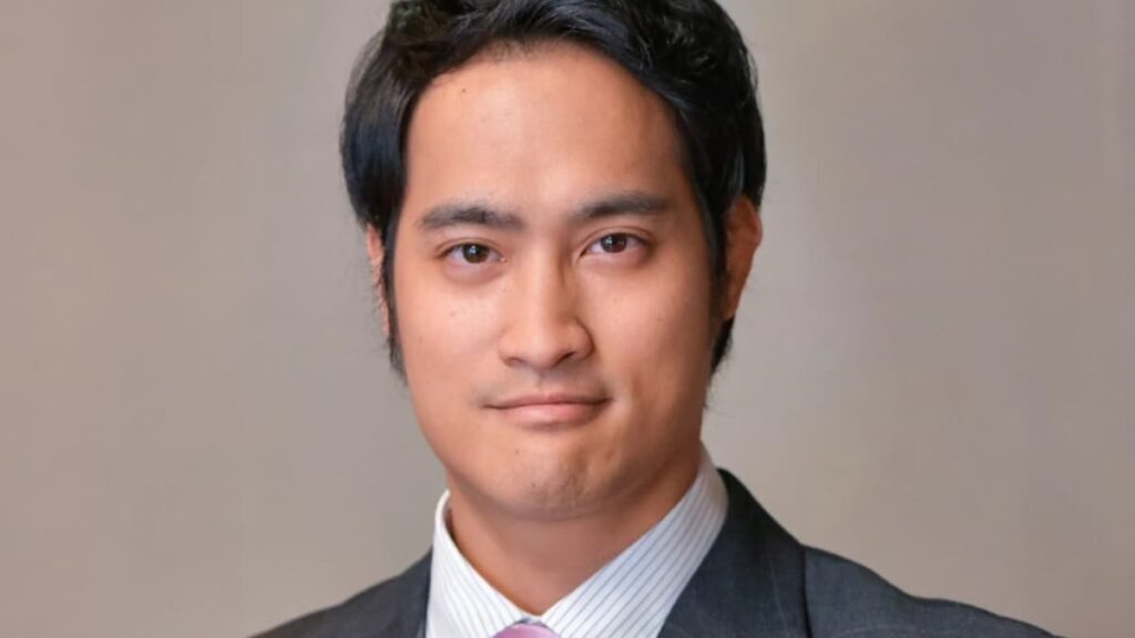 佳久創のスーツ姿のポートレート。グレーのジャケット、ストライプのシャツ、ピンクのネクタイを着用し、カメラを真剣な表情で見つめている。元プロラグビー選手らしい、がっしりとした体格と知性を感じさせる面持ち。大河ドラマ『豊臣兄弟！』での藤堂高虎役や映画『殺手#4』など、俳優として活躍。