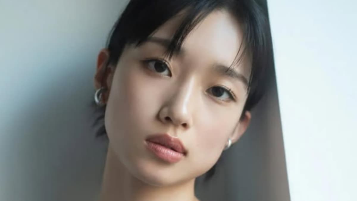 強い眼差しでカメラを見つめるショートヘアの河合優実のアップのポートレート写真。シルバーのフープピアスを着用している。