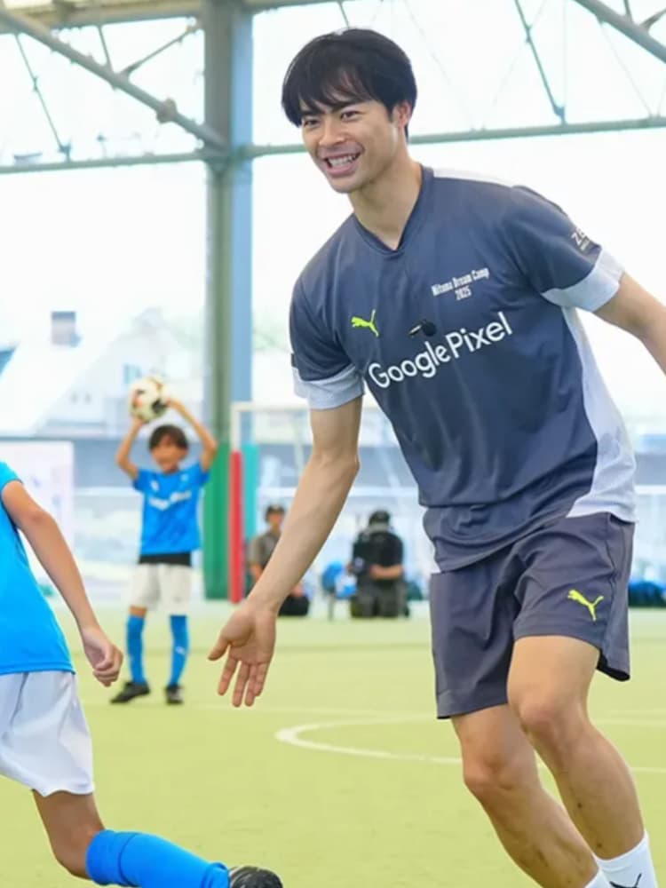 サッカースクール「Mitoma Dream Camp」で子供たちと触れ合い、笑顔を見せる三笘薫選手。②
