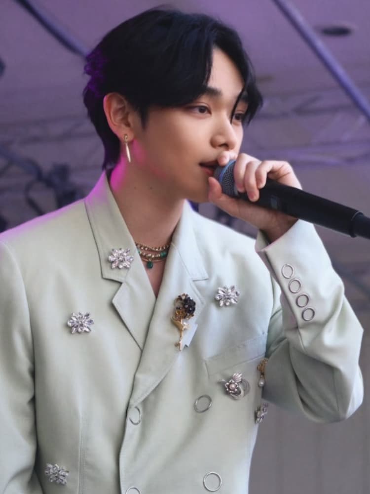 ステージ上でビジュー付きジャケットを着用し、マイクを持って歌う宮世琉弥。