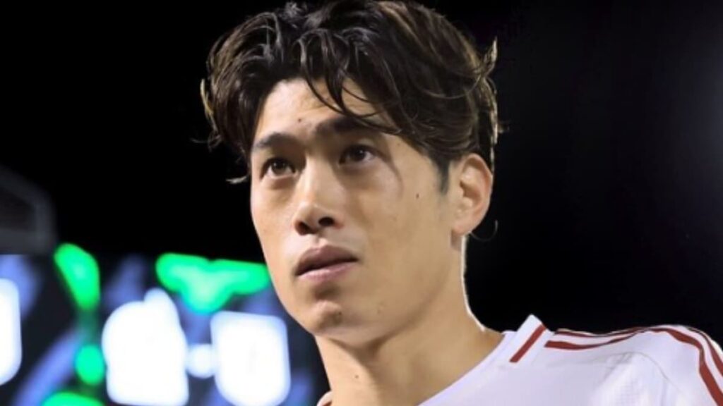 夜のスタジアムで前を見据える鈴木唯人選手のクローズアップ。凛とした表情とウェーブのかかったヘアスタイルが印象的な一枚。