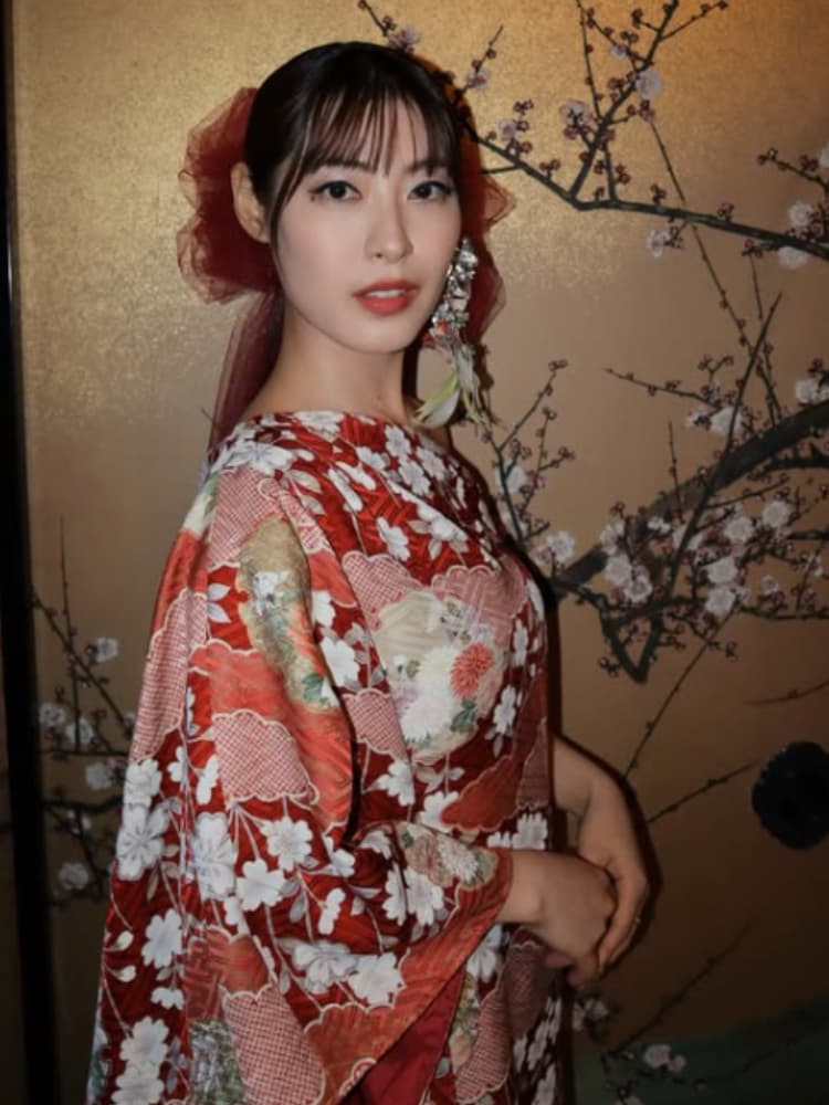 カメラを見て微笑む瀧本美織氏。赤い花柄の着物を着用。
