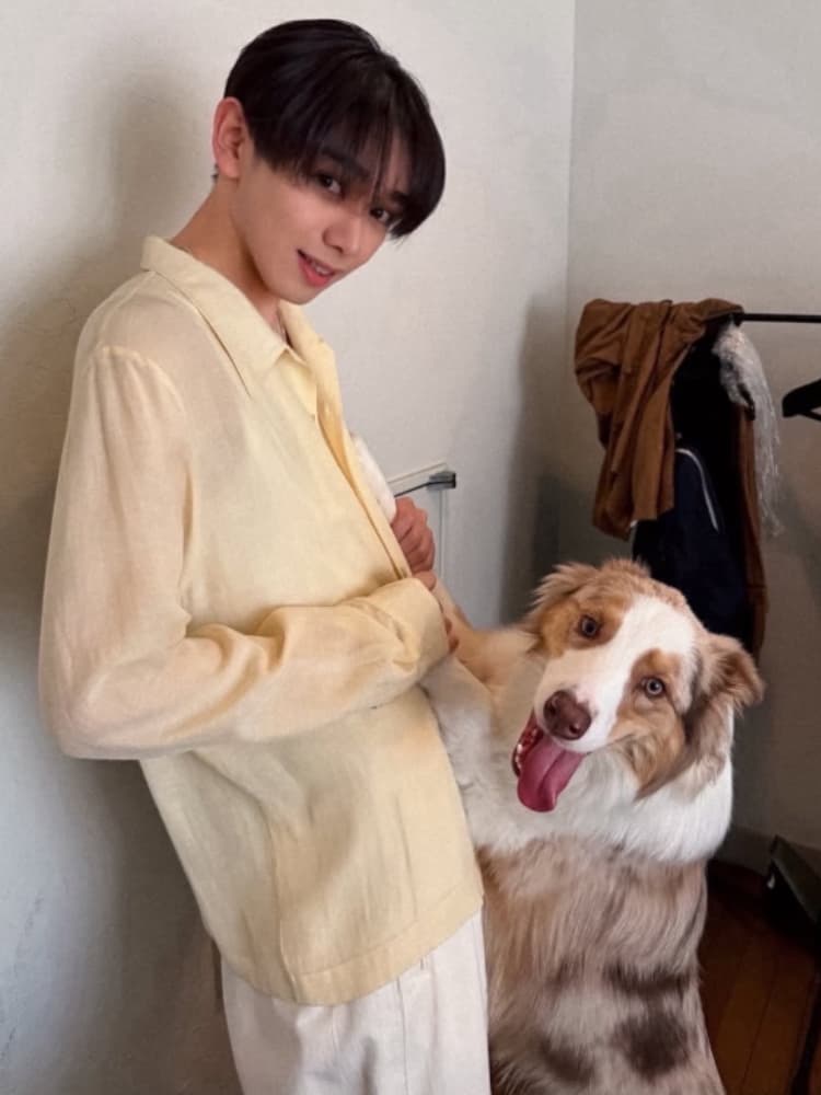 犬（オーストラリアン・シェパード）の隣で笑顔を見せる黄色のシャツを着た宮世琉弥。