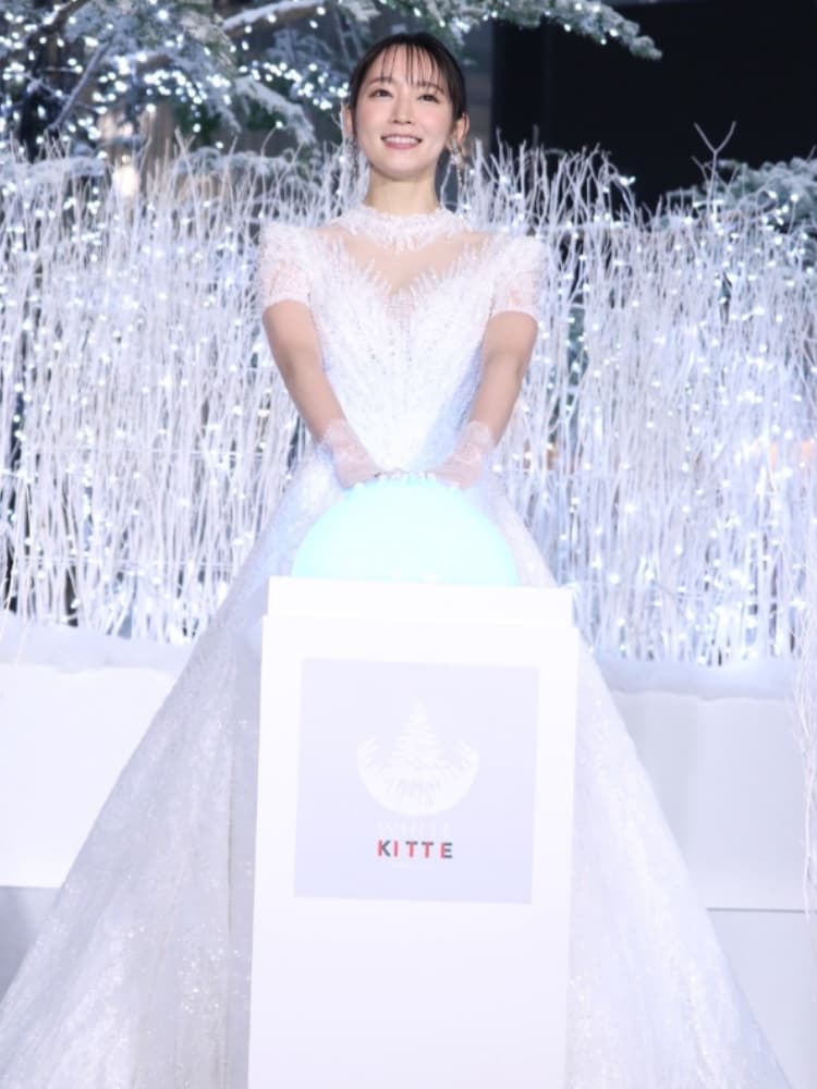 KITTEのクリスマスイルミネーション点灯式で、白いドレスに身を包んで笑顔を見せる吉岡里帆。