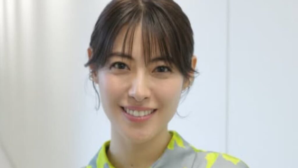 カメラを見て微笑む瀧本美織氏。緑と黄色の花柄のシャツを着用。